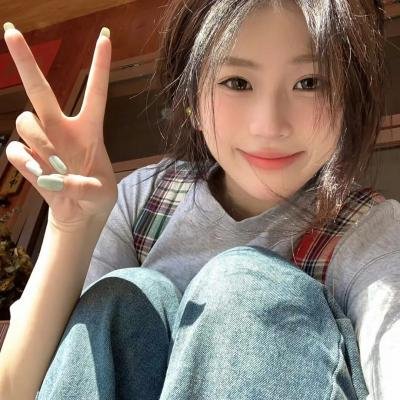 云雾笼罩的山峰海报